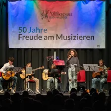 Schülerinnen und Schüler der Gitarrenklasse von Jens Richter (Foto: Dietmar Hermanutz)