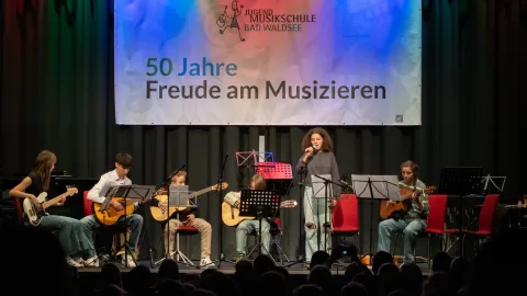 Schülerinnen und Schüler der Gitarrenklasse von Jens Richter (Foto: Dietmar Hermanutz)